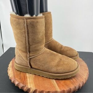UGG 5825 Classic Chestnut Boots Size 6 tan suede